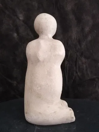 Kneeling - Maria